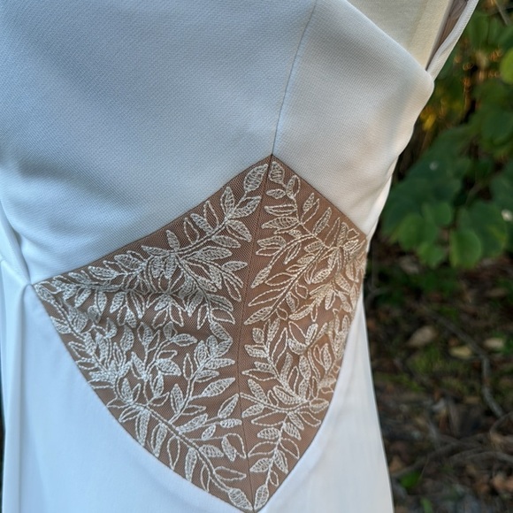 BCBG Maxazria white ‘Hasani’ embroidered gown, size 6 - Picture 7 of 12